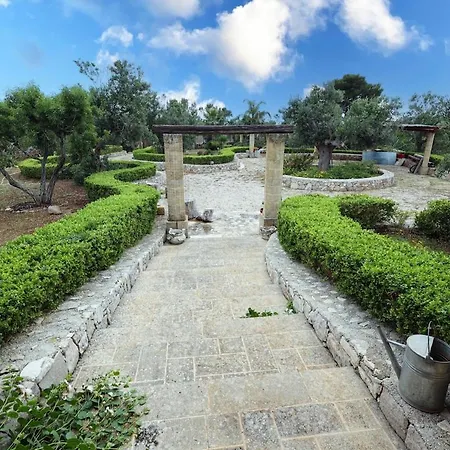 Elegant Villa With A Garden Nyaraló *